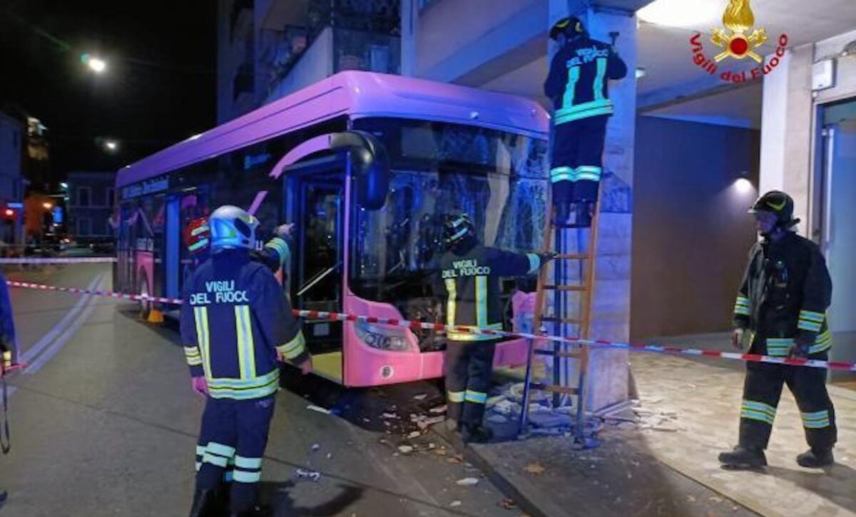 SCHIANTO DI BUS PER MALORE DELLAUTISTA Altra Tragedia Sfiorata A