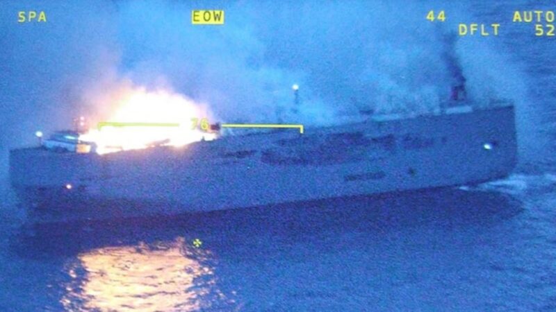 Yemen: Verbena Ukrainian Ship hit by Houtis missiles, SANK in Gulf of Aden. US Destroyer Attacked