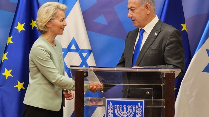 “VON DER LEYEN COMPLICE DI GENOCIDIO”. Presidente UE accusata davanti alla Corte Internazionale di Complicità con i Crimini di Guerra Sionisti