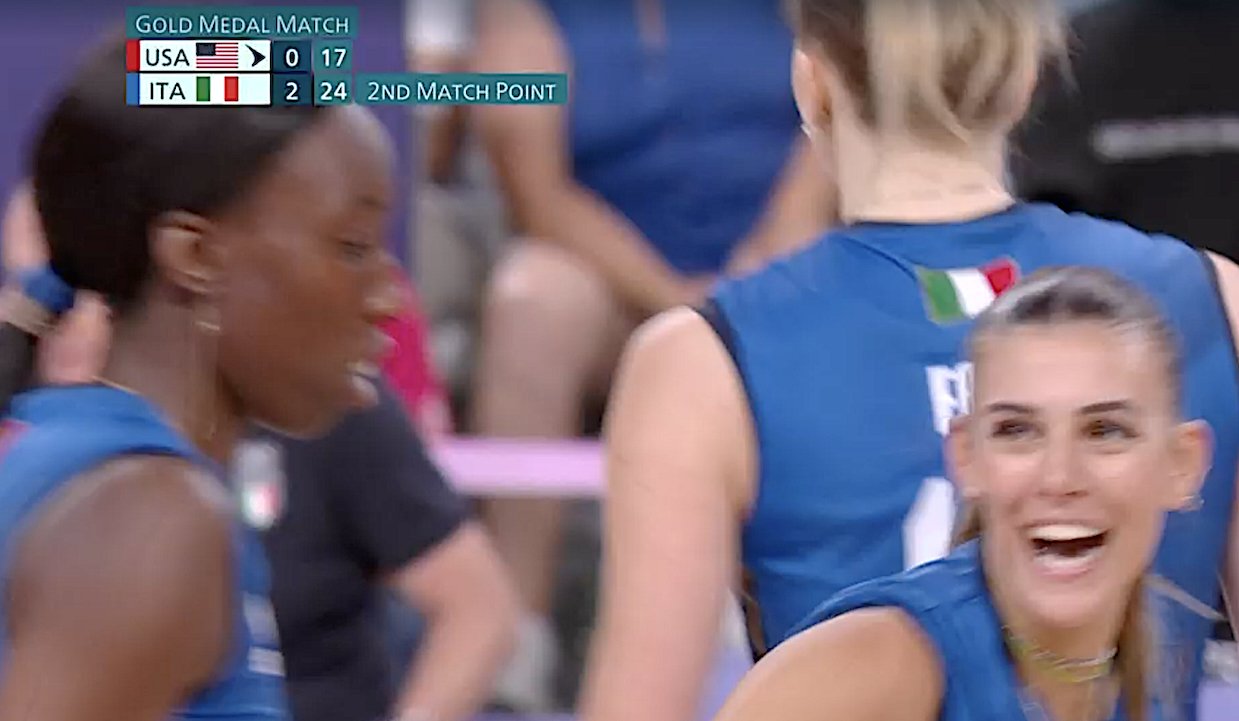 SPLENDIDO ORO DELLE AZZURRE DEL VOLLEY (video)! Egonu Superstar! La migliore risposta ai VILI RAZZISTI come Vannacci