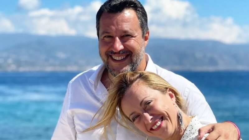 PER IL FALSO CRISTIANO SALVINI I MIGRANTI DELLE GUERRE NATO SONO “CANI E PORCI“. Meloni paghi di TASCA SUA il Rimpatrio degli Immigrati RiSpediti dai LAGER ALBANESI