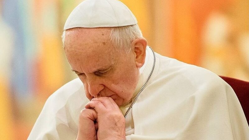 PAPA FRANCESCO IN PROGNOSI RISERVATA DOPO CRISI DA TIPICHE REAZIONI AVVERSE AI VACCINI COVID. Prima Polmonite, dopo Attacco d’Asma con Seria Anemia