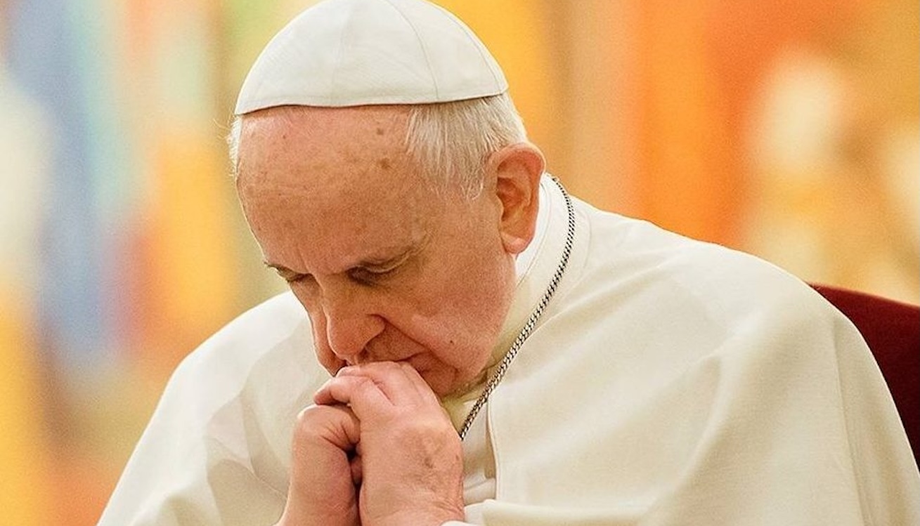 PAPA FRANCESCO IN PROGNOSI RISERVATA DOPO CRISI DA TIPICHE REAZIONI AVVERSE AI VACCINI COVID. Prima Polmonite, dopo Attacco d’Asma con Seria Anemia